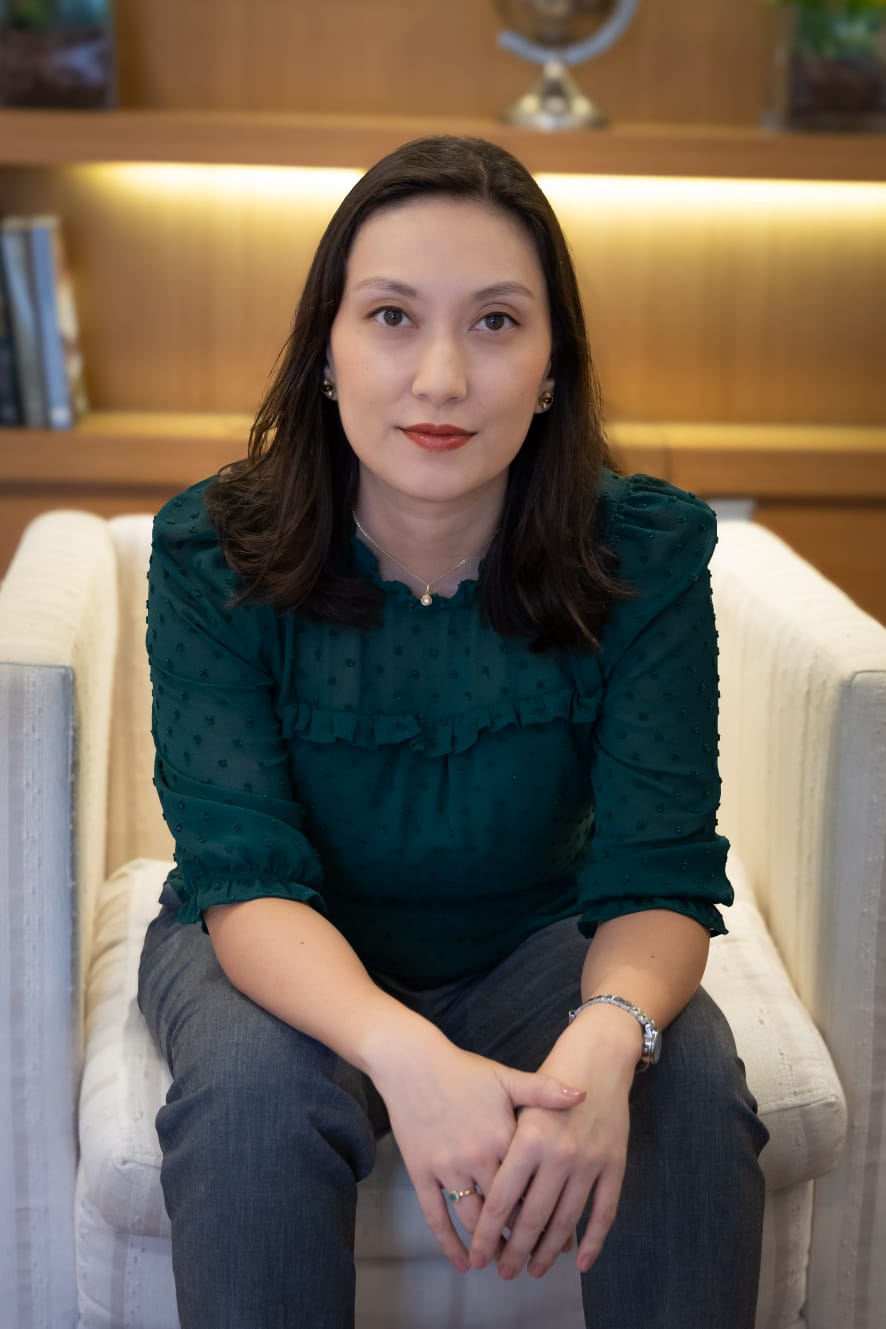 Retrato da Dra. Beatriz Viesser Miyamura em seu consultório