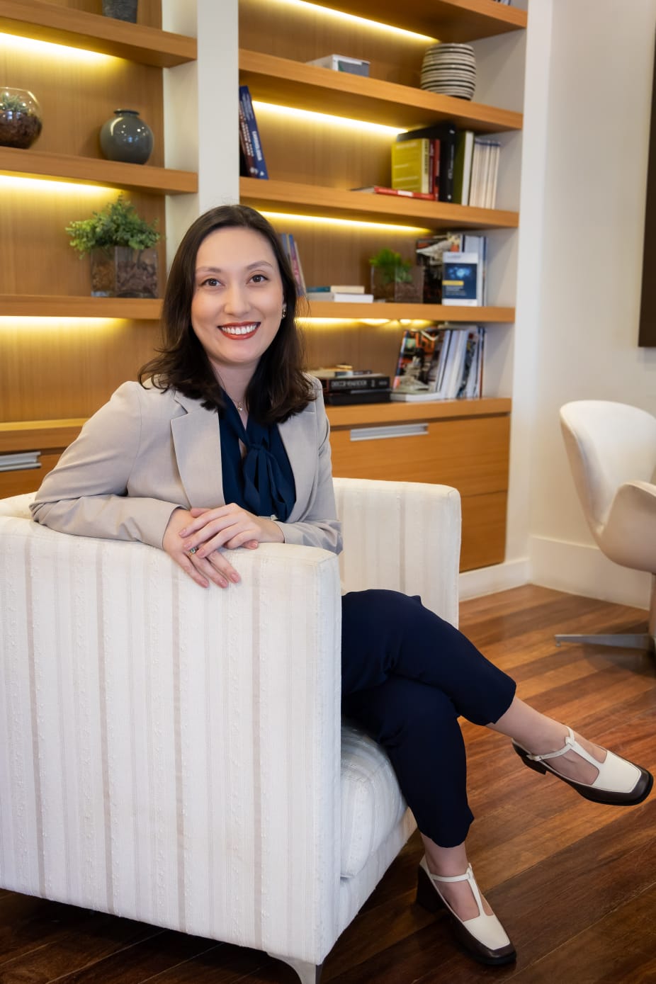 Dra. Beatriz Viesser Miyamura sentada em seu consultório
